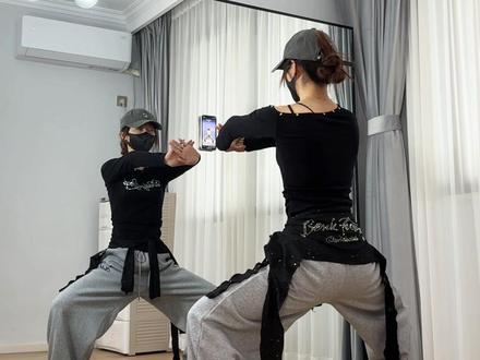 第17天|下盘力量练习|0基础爵士|跳舞下盘力量不稳的一起练起来吧!#爵士舞基本功 #跟练 #零基础学舞蹈 #自学舞蹈 #舞蹈穿搭
🌟每日爵士舞要领
下蹲:深蹲与半蹲
深蹲时膝盖与脚尖方向一致,腰背挺直,核心收紧。半蹲则更考验大腿内侧和臀部的持续发力能力。记住:蹲得越低,爆发力越强。