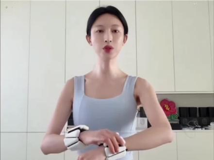 #张俪 #关晓彤 都在用的#负重手环 套在手上超级方便,可随时随地运动,可拆卸调节负重,手脚都能用,每天跟练十几分钟,轻松拿捏少女背直角肩,还能改善溜肩驼背不良体态,肩背薄了身姿挺拔穿啥衣服都气质好看! #变美变瘦变好看 #瘦手臂