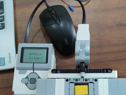 垃圾分类,绿色去左边,黄色去右边,并且屏幕上分别进行计数。#机器人教育 #乐高机器人 #颜色传感器 #EV3