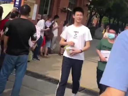 #金榜题名 #现场直击 #嘉兴一中 嘉兴一中数理特色班考试结束啦!在22号出中考成绩之前孩子们可以休息休息啦