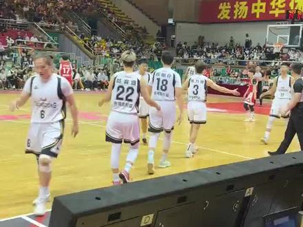 杨力维复出,全场沸腾,队长回来了,一切都回来了 #WCBA #杨力维 #东莞新彤盛 101-81 #浙江稠州银行