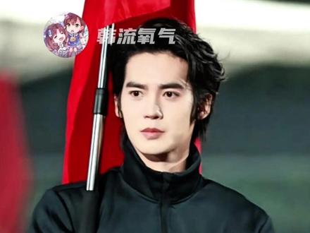 于适策马执旗入场,妥妥的武将风范!#于适 #于适yosh #骑射 #于适骑马 #太帅了