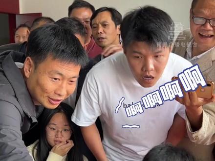 6月23日,云南镇雄。学霸查分显示“成绩被屏蔽”,全场老师瞬间沸腾欢呼,还记得你当年查分是什么表情吗?#云南dou知道 #高考查分 #学霸 #成绩被屏蔽 #高考成绩