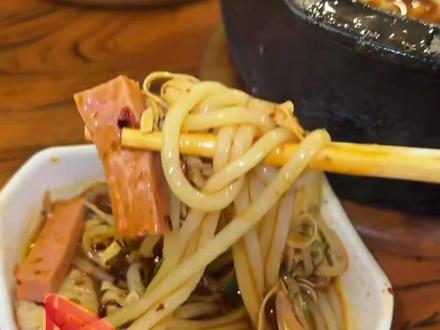 “紫薯精”不吃刘文祥了,改吃大理寺过桥米线,3月17日,哈尔滨门店老板晒“超长订单”。