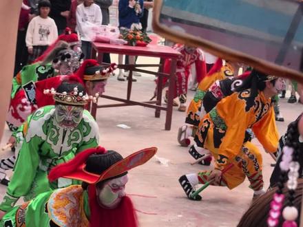 刘美贤的妈阎庆新原是中功创办人张宏宝(车祸去世了)的妻子, 刘美贤的妈阎庆新原是中功创办人张宏宝(车祸去世了)的妻子,阎庆新和小20岁的她爹刘俊国(后改名刘俊)结婚