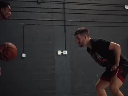 一被紧逼就失误?快来试试这2个破解紧逼防守的小妙招! #压迫防守 #紧逼防守 #运球 #运球训练 #运球过人 #运球教学