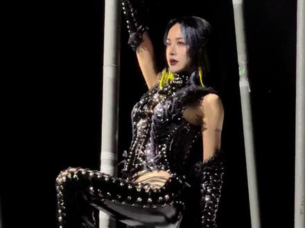 什么东西眯了蔡姐的双眼?
烟花熏到啦?
#演唱会打卡回忆
#蔡依林
#蔡依林pleasure
