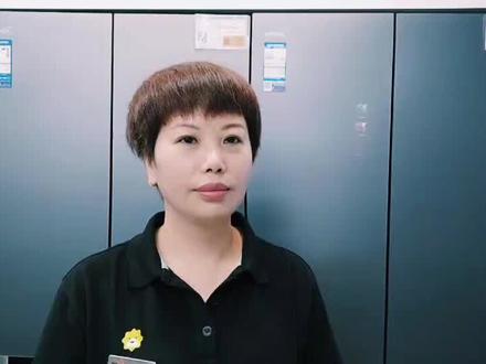 美的冰箱BCD-526WFGPZM钻影灰
1.526是行业唯一有微晶一周鲜功能和3分钟穿透包装袋的脉冲净化全新技术,PST+智能除菌科技,除菌率达99.99%
2.两侧仅需预留2mm,欧翼变轨铰链,跟厨柜齐平,没有卫生死角,前进前出底部洄形散热
3.宽833深645高1910#家电实体店 #家电推荐官 #美的