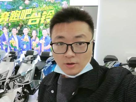 有好多网友问我,我们店子里有没有台铃“虎贲”这个型号,其实我们店里有的,因为这个车子配置太高了,所以很多顾客需要的时候,都是提前预定的!它也差不多是电动车界的跑车了,一般都是喜欢玩车的人买的!#台铃电动车 #正能量#机车 #摩托车 #电动车 #踏板摩托车 #摩托 #电瓶车 #汽车知识 #正能量 #vlog日常 #男人的玩具