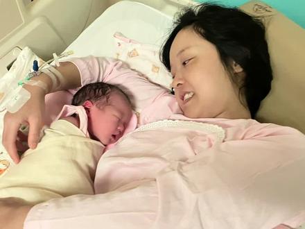 发现月嫂有这几种行为⚠️一定要马上阻止‼️
👩做为一个新手妈妈,娃出生后的一举一动都牵动着我的神经,稍微有一点异常都焦虑到不行。
🙅在月子期间,更是无比依赖和信任月嫂,直到后来看了好多育儿书才发现很多月嫂的护理方式都是错误的!
👶带娃5个月,我把我的避坑经验都总结出来,希望更多新手妈妈能够看到,我踩过的坑你们就不要再踩了。
1️⃣没注意囟门护理
2️⃣没有睡头型
3️⃣总忘记吃AD
4️⃣痤疮护理不当
5️⃣肠胀气当成猛涨期
6️⃣未及时修剪指甲
7️⃣隔着玻璃晒黄疸
8️⃣错误方式换尿不湿
9️⃣开夜灯睡觉
🔟爬行练习
1️⃣1️⃣没及时捋顺耳朵
🌟记得点赞收藏转发给家人
#关注我每天分享育儿知识 #亲子教育 #宝妈分享 #育儿 #新生儿