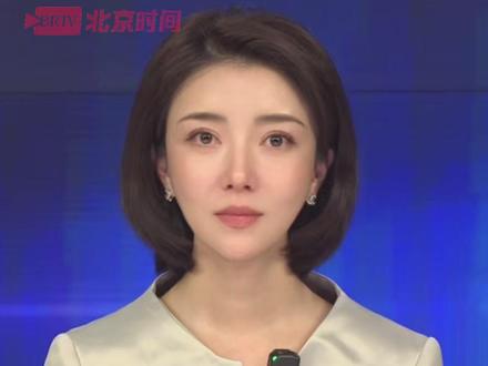 河南墙画前现震撼一幕,老兵这举动燃哭了!
#商丘吴营村手绘“天安门”
河南一面天安门主题墙画前上演震撼一幕。几位退役国旗护卫队老兵专程打卡,他们身着便装,却迈着标志性的整齐步伐,最后齐刷刷敬上军礼,瞬间点燃全场。这幅墙画早已超越艺术本身,成为连接爱国心与军旅魂的温暖纽带,吸引全国打卡者络绎不绝,作者吴承延也收获“专业级”认可。一幅墙,点燃一座城,让平凡生活里的家国情怀变得触手可及。#用墙绘把天安门“搬”进村里 (摄像、主播:李佳桐;编辑:张广轩)