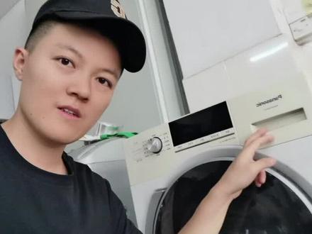 家里滚筒洗衣机左上角的洗涤剂料盒脏了,我们该如何取下来清洗#深圳 #滚筒洗衣机清洗 #滚筒洗衣机 #实用小技巧 #家电清洗