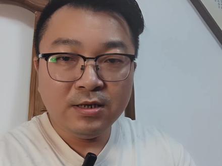 潮汕人用潮汕话念《给阿嬷的情书》。淑柔吾妻,见字如面。
南洋风雨虽多,心中念你,便觉温暖。
家中大小,托你辛劳,寄上银钱,聊补日用。
待我攒足银钱,定当归去,与你共炊烟。
#给阿嬷的情书 #电影 #潮汕话 #情书 #热门
