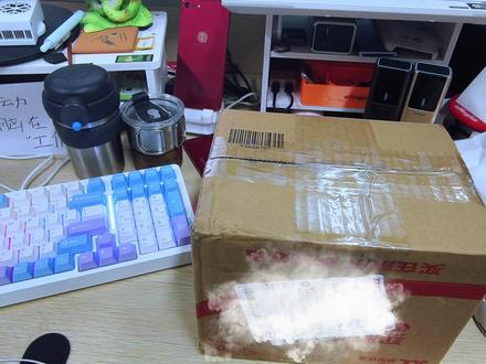 最后一代老经典三星开箱 终于把心心念念的三星 NOTE9 抱回家了!拆箱那一刻速速来给你们分享这份快乐😍!
拆开快递,仪式感直接拉满✨!小心翼翼打开,手机本体在里面,仿佛在发光~这次我买的是经典配色,一整个高级住,机身线条流畅,拿在手里质感超棒,妥妥的颜值天花板!
6.4 英寸 Quad HD+ Super AMOLED 全视曲面屏,分辨率高达 2960x1440 像素,画面显示超细腻,色彩超鲜艳。后置双 1200 万像素摄像头,智能可变光圈从 f/1.5 到 f/2.4 自由切换,拍照效果绝绝子。还有那 S Pen,书写顺滑无比,创意玩法超多。高通骁龙 845 处理器搭配大内存,运行流畅不卡顿。这颜值与性能并存的三星 NOTE9,谁能不爱?快和我一起开启探索之旅吧!# 三星 NOTE9 #开箱惊艳 #6.4 英寸 Quad HD+ Super AMOLED 全视曲面屏,分辨率高达 2960x1440 像素,画面显示超细腻,色彩超鲜艳。后置双 1200 万像素摄像头,智能可变光圈从 f/1.5 到 f/2.4 自由切换,拍照效果绝绝子。还有那 S Pen,书写顺滑无比,创意玩法超多。高通骁龙 845 处理器搭配大内存,放在现在依旧运行流畅。这颜值与性能并存的三星 NOTE9,谁能不爱?#三星 #三星note9 #开箱 #数码科技