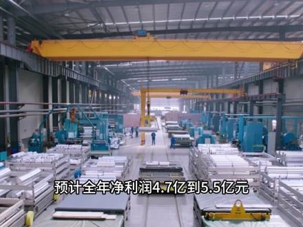 鼎胜新材:新能源铝箔龙头业绩狂飙 如果你关注新能源产业链,一定听说过“电池箔”这个关键材料。而在这个细分领域,有一家中国公司已经悄然成为全球龙头——它就是鼎胜新材。
最近,这家公司发布的2025年业绩预告引发了市场广泛关注:预计全年净利润4.7亿到5.5亿元,同比暴增56%到83%。在新能源行业竞争白热化的今天,这样的增长是如何实现的?今天我们就来深度拆解这家“隐形冠军”的业务密码。
鼎胜新材成立于2003年,表面上看,它是一家传统的铝板带箔加工企业,但它的核心早已转向新能源赛道。
公司的真正身份是全球产销量最大的电池铝箔制造商。什么是电池铝箔?简单说,就是锂电池正极的关键集流体材料,相当于电池的“血管网络”,负责传导电流。没有它,锂电池就无法工作。
1. 核心增长引擎:电池箔业务
这是公司最赚钱、增长最快的板块。2025年,公司电池箔出货量预计接近20.8万吨,同比增长约48%。更关键的是盈利能力:2025年第四季度,电池箔的单吨净利润预计达到了2500-3000元,环比大幅提升。
为什么这么赚钱?因为产品结构在优化。公司大力推广涂碳铝箔这种高附加值产品。2025年上半年,涂碳箔占电池箔销量的比重已达15%,第四季度预计提升到17%。
客户阵容堪称豪华:宁德时代、比亚迪是公司的两大核心客户,二者合计消化了公司50%-60%的产能。此外,客户名单还包括LG新能源、蜂巢能源、孚能科技等头部电池企业。
2. 现金牛基石:空调箔业务
这是公司的“压舱石”,虽然单吨利润处于微利状态,但它提供了稳定的现金流,并且生产线可以灵活转产电池箔坯料。
3. 出口导向型业务:包装箔
主要用于食品饮料、药品包装等,对海外市场依赖度高。公司通过在泰国设立基地,巧妙规避了海外反倾销和贸易摩擦的风险。
公司是国内较早进入电池箔生产领域的企业,拥有成熟的工艺技术。它能量产9微米的超薄铝箔,并储备了6微米技术,能满足高端电池对轻量化和高性能的严苛要求。与宁德时代、比亚迪等巨头深度绑定,形成了长期稳定的合作关系。这种“认证壁垒”让新进入者难以短时间突破。
储能市场预计将在2026年迎来高速增长,加上动力电池需求稳定增长,将继续拉动电池箔需求。
风险提示:公司资产负债率长期在70%左右,高于行业平均水平,在行业下行期可能面临一定的债务压力。
#鼎胜新材 #电池箔 #新能源 #锂电池 #电池材料