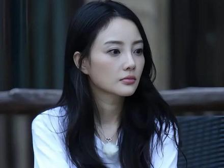#贾乃亮#李小璐 离婚6年后罕见同框拍视频,共同陪女儿过儿童节!贾乃亮和李小璐的感情结束了之后,似乎也在变的越来越好,如今的状态可以说是非常好了,祝福他们吧!
贾乃亮李小璐合体为了孩子的温情相聚近日,贾乃亮与李小璐带着女儿甜馨一同外出游玩的画面引发热议,不少人猜测二人是否已经复合。然而,从诸多迹象来看,复婚的可能性微乎其微,这次相聚更多是出于对女儿的爱与呵护。回顾过往,李小璐与贾乃亮的结合似乎就充满了“意外”。当初,并非是李小璐对贾乃亮一见钟情,而是贾乃亮热烈的追求,让李小璐抱着试一试的心态与之交往,不料意外怀孕,才促使两人步入婚姻殿堂。且二人性格与喜好差异明显,李小璐偏爱充满个性的嘻哈风格男性,贾乃亮则在综艺中展现出体贴形象,私下却可能有所不同,这些差异也为他们的婚姻埋下隐患。如今,离婚后的两人都各自开启了新的生活篇章,虽不乏感情上的新动态,但都因各种原因暂未选择再婚。此次能够合体,主要是出于对女儿甜馨的考虑。据了解,甜馨在学校曾遭遇排挤与霸凌,这让贾乃亮和李小璐心疼不已。当甜馨提出希望一家人一起游玩时,为了弥补孩子成长过程中的情感缺失,给予她更多温暖与安全感,两人放下过往,携手陪伴女儿。这段曾经备受关注的婚姻,虽已画上句号,但父母对孩子的爱永远不会缺席。他们用行动诠释着,即使婚姻关系改变,对孩子的守护与关爱始终如一,也让我们看到了离婚父母为孩子共同努力的温情一幕。