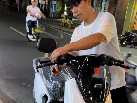 谁还没有白鲨二代6寸仪表的? 白鲨二代90S最新版本你了解吗#雅迪白鲨二代 #颜值好看的电动车 #白鲨升级方案 #豹姐的店 #白鲨直上配件