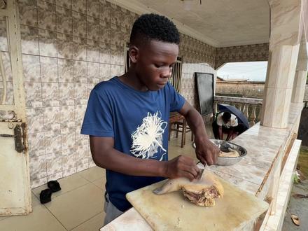 下雨天做牛舌头盖浇饭,非洲小哥今天都有肉吃,谷嘎手指伤口痊愈