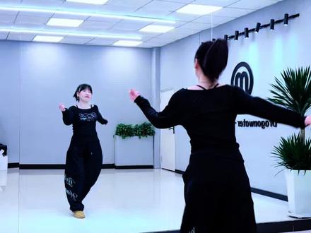 新舞推荐《最好的解脱》背面音乐教程 #零基础学舞蹈 #舞蹈课堂随拍 #简单64步#抖音玩法合伙人计划 @巧妙 @DOU+上热门 @DOU+小助手 @抖音创作小助手