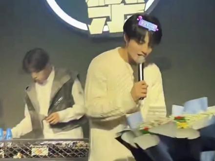 求婚成功~(喜欢什么宝贝儿~)#djace#杨思远@ACE ⁴¹⁸ @DJ ACE @杨思远⁹⁷⁹ @杨思远帅帅气气⁹⁷⁹