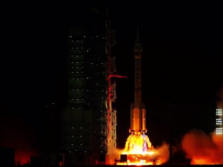 神舟二十三号发射成功!首位香港航天员亮相 #知识科普#探索宇宙#神舟二十三号 #黎家盈