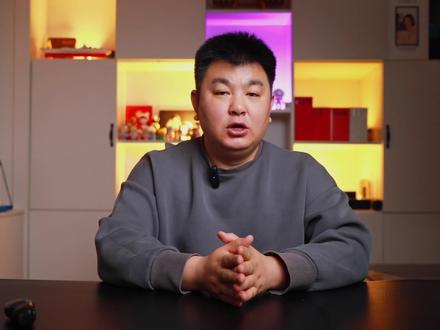 掌阅Ocean3Turbo让你随时随地享受阅读快乐 #好书大晒 如果你喜欢阅读,又不想背着沉重的书籍。那么这个智能阅读本便可以让你随时随地享受阅读的快乐。
就是这款掌阅最新推出的新款墨水屏阅读器ocean 3 turbo ,才采用的是市面上少有的4+64g内存设计,不管是自带图库还是其它三方软件书库,打开都是非常流畅的,自己也不用为存储文件、书籍而担心内存不足的问题了。
7英寸的设计大小正好适合单手握持,因为电池和充电端口的,ocean 3 turbo 做了背部做了不同的厚度设计,这样的书卷式设计,手握起来反而更加舒服。翻页动画做到了基本和实体书一样的仪式感,是和看实体书本一样的感觉
自带扬声器和蓝牙连接,可以连接蓝牙耳机或音箱,中英文书籍都可以做到不联网的情况AI发声阅读,对于喜欢听书的人也是很友好的。
ocean 3 turbo内置自研全新的iR-ink智能排版引擎,可以对PDF文档智能图文排版。对于一些经常阅读资料、处理文件的人来说是很方便的。