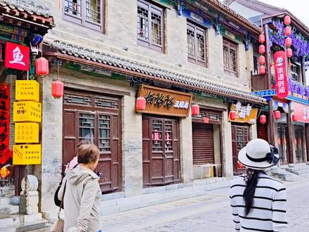 #抖音氧气时刻 #旅游#邯郸 #随拍记录生活 #广府古城 跑男(奔跑吧14)5月18日邯郸广府古城录制。
常驻:李晨、郑恺、沙溢、白鹿、范丞丞、张真源、李昀锐;飞行:丞磊、周柯宇、张伟丽。
主题:成语文化+太极古韵,穿战国袍在城墙、府署、杨露禅故居做任务。我们也来参观参观哈哈哈开心……
预计6月中旬播出,带火广府古城打卡游。