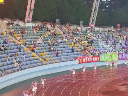 前方甜妹向你丢香囊啦#梅州拉拉队 #体育场比赛现场 #粤超 #梅州vs惠州 #茶山情歌