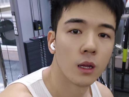 练背治垮脸 #热门#撸铁男孩 #新手健身 #肌肉 #健身