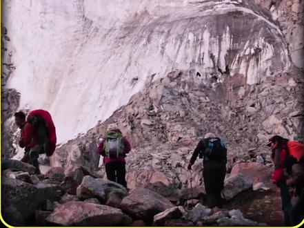 原来印度人最喜欢的地方就在中国,他们竟然在圣湖里面洗澡。