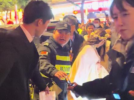 毛晓彤来福州三坊七巷过元宵了#元宵节 #三坊七巷#抖音非遗嘉年华#毛晓彤