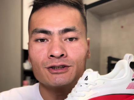 体考神器:双【弱】结构!T1000碳板!3开给这配置.花小钱办大事!
作为一双体考跑鞋的@断勾DUANGOU体育 官方号飞闪3.0从颜值上是很吸引人的,不过这个配色虽然好看但是有点不耐脏也是真的!
其配置是我穿过这个价位算得上比较顶的了,前前后后穿这双鞋跑了50多公里了,从4分、5分、6分配速都有体验,今天就给大家交一下作
止↓
4分配速:中底的回弹比较积极,滚动感也很自然,T1000碳板助推感很明显,就像推着跑似的,没有感觉到协力。
5分配速:会有感觉到碳板的推力,但是也会有明显的能力不足,中底回弹完全没有任何问题,很澎湃!
6分配速:脚感依|澎湃,碳板也有明显的作用,但是对脚的束缚会很难受。
TPE鞋面透气良好包裹不挤脚,脚趾能够自由活动,不会出现指甲黑拇指外翻的情况。我是41码脚穿这双标准。
CPU大底防滑没问题,50公里磨损没有很明显、强度够用。
总结:这双鞋的碳板强度在线,新手跑鞋不建议穿着,如果是学生建议有一定基础的或者身体素质好的,可以适配体考体测400-5000米的项目。
半马或者全马跑者建议5分配速以内的进阶或精英选手。
#断勾 #duangou #断勾飞闪3#不同预算选跑鞋#跑鞋坦白局