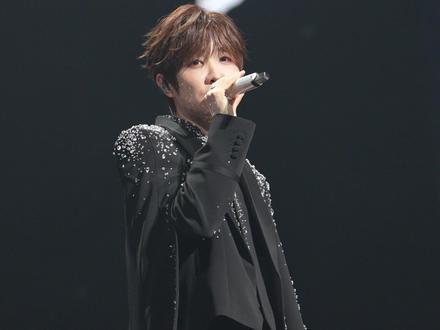 徐良演唱会开场《犯贱》完整版,音乐一响,斜刘海都长出来了,现场真的夯爆了。#徐良 #徐良演唱会 #前奏一响拾起多少人的回忆 #音乐现场 #现场版live