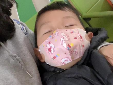 细菌感染持续反复高烧!第四天终于有所好转! 🦠细菌感染反复高烧太费妈,一烧就到39.7,已经三天三夜,基本持续发烧,吃美林都不太管用,之前吃美林没一会就能降下来,这次吃完要两个小时才退到38左右,过一两个小时又烧到39度以上!
物理降温,泡脚,按摩效果都不大。什么都不吃,吃一点咳嗽就吐,去医院检查完医生也只开了点药,就这样扛了三天,每晚烧到凌晨两点才退一点烧老母亲才敢睡,每天睡三四个小时。
熬到今第四天了,终于精神状态好一点了,退烧时间也持续久一点了,还是不怎么吃饭。
第一次高烧快到40度,持续时间还这么长,发烧的宝贝快点好吧!#快点好起来 #只有宝妈才懂吧 #宝宝发烧 #养娃不易 #细菌感染