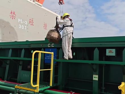 带大家直观感受一下大型货轮靠港卸货全过程,在整个过程中最重要的环节既然是放进一只鸡??#国际海员 #海员生活 #货轮 #知识前沿派对