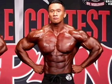 中国健体李金波🔥日本职业赛夺冠🏆冲击奥赛健体第二轮有可能!本奎尔可是奥赛健体第十二名🤔这个状态金波尽力了💪对比23年奥赛真的饱满太多太多⭕️肉量增长后该有的水平💯形体紧致状态比本奎尔更胜一筹!背部肉量依旧落后但也很宽👍斜方立体感OK,重大圆轻背阔真像某些黑人风格了😂还差一场胜利🙌李金波就能拿下26年奥赛资格✨我想看他四月份上海职业赛和龙容城过招#健美 #李金波 #奥赛 #精神氮泵 #奥赛显微镜