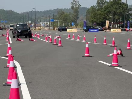 场地试驾iCAR V27!好开的秘诀是? #试驾 #iCAR #iCARV27 #京西磁流变