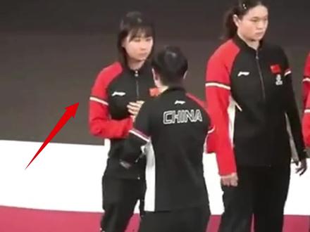 孙颖莎有多爱小师妹?颁奖后送玩偶,总决赛摆姿势拍照合影