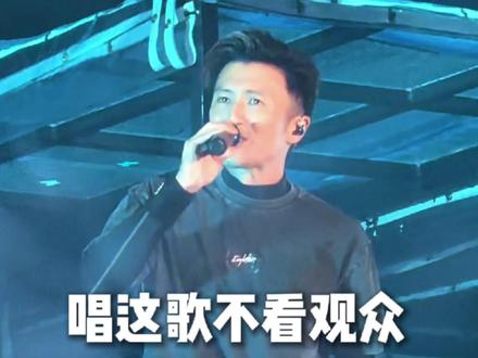 这歌离得近了,但他好像歌词不熟一直在看词的样子😂 #谢霆锋演唱会 #谢霆锋进化演唱会 #EvolutionNiclive #谢霆锋 #谢霆锋短剧