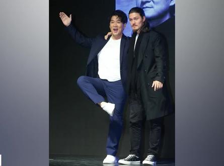 周华健混血儿子周厚安,跟爸爸同框,视乎在同一代人啊,网友笑道:你怎么比你爸看到还成熟呢#娱乐播报台