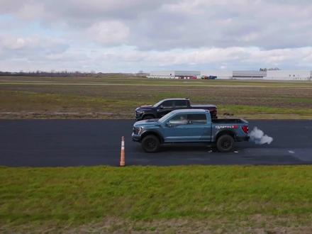 福特猛禽单挑道奇霸王龙,同样是超级皮卡,两台车差距有多大? #道奇公羊 #福特猛禽 #皮卡 #直线加速