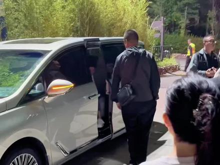 董宇辉到达青州第二站,完事之后很可能就要连夜离开青州了 #青州 #董宇辉 #与辉同行 #与辉同行山东行
