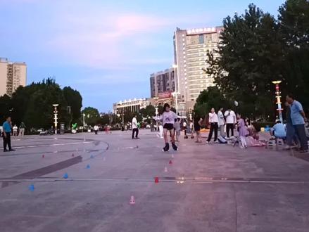 星冉轮滑暑假火热招生中
报名即送装备
套餐一:999十八节课,包教会滑
套餐二:1699暑假不限课时送全套轮滑装备
联系电话:15073555697