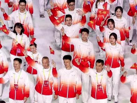 万人体育场的欢呼声真的令人振奋,人生如此经历实在荣幸,无法不铭记这山呼海啸的瞬间#第一届全国学生青年运动会 #开幕式 #保持热爱奔赴山海 #最难忘的瞬间 #游泳运动员