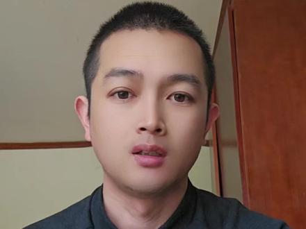 伊翁的妈妈不简单,城府极深,平时一声不吭。到机场,李卫想拿回给艾薇买的苹果17手机,她就暴露了#伊翁#妈妈 #李卫 #艾薇儿 #航哥不平凡人生