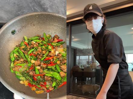 在重庆给小姐姐们上门做菜日常之《重庆话版》 经常在外地重庆话已经生疏了。之前在评论区回复评论时说过重庆话,所以今天就发这个版本的配音叭! 欢迎大家在评论区留言,以后到底是说普通话还是重庆话呀!#日常vlog #美食vlog #上门做菜 #美食vlog #美食创作人计划