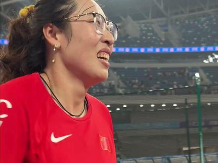 全场疯了!冯彬返场撒礼物! #2026钻石联赛厦门站 #世界田联钻石联赛厦门站 #钻石联赛厦门站 #冯彬 #惊喜 @DOU+小助手