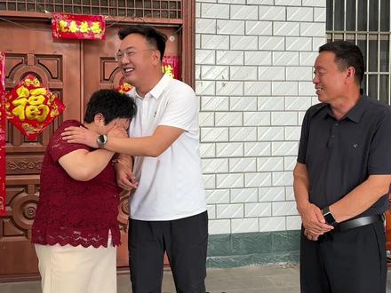 我要订婚了,我妈妈激动的哭了,这视频我看了一遍又一遍,也哭了…因为我知道这一路的不容易#订婚 #感动 #晋老二