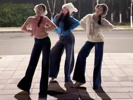 哈哈哈好玩儿,下次还玩儿 #滑溜溜海豹舞挑战 #抖音热门舞蹈计划 #简单易学 #和姐妹合拍 #海豹舞 舞搭子@麦芽糖的🍬 @好多鱼🐟