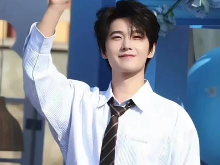 杨洋发文回应《不让江山》争议,称手伤恢复良好呼吁勿传谣#娱乐圈 #吃瓜群众 #明星 #杨洋回应新剧争议 #娱乐评论大赏